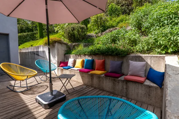 Terrasse à l'étage près terrain pétanque, Gite Emeraude © Stephanie Cailbeaux, 2025