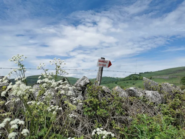 Marche de l'Estive vers la croix des Vergnes