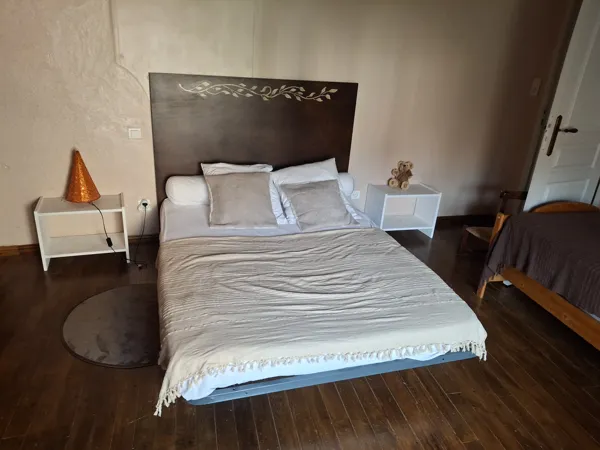 Une première chambre à l'étage avec un lit à 140, OFFICE TOURISME DU PAYS DE LA MUSE ET RASPES DU TARN