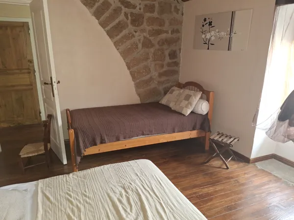 La première chambre contient un lit d'appoint à l'étage avec un lit à 90, OFFICE TOURISME DU PAYS DE LA MUSE ET RASPES DU TARN