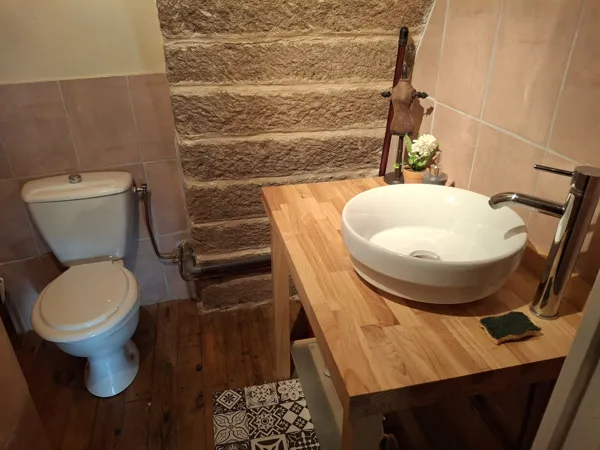 Un WC et un point d'eau (une vasque) au premier étage, OFFICE TOURISME DU PAYS DE LA MUSE ET RASPES DU TARN