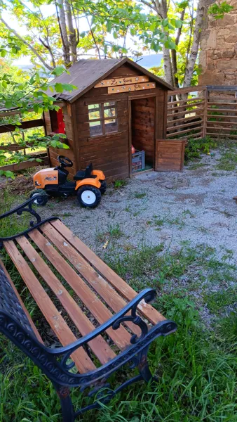 aire de jeu avec cabane