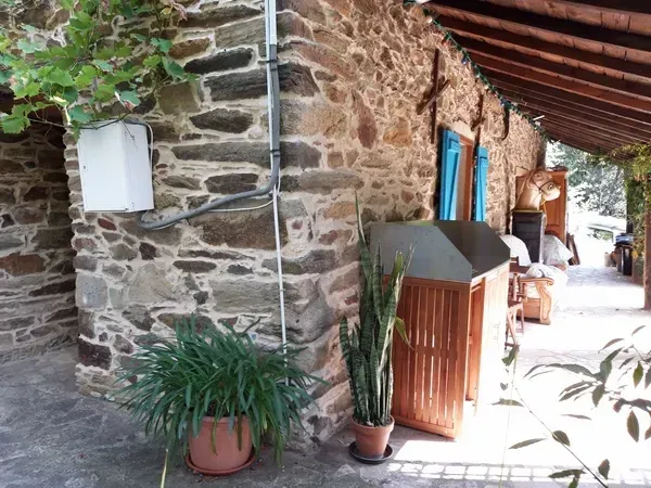 Le jardin de Baldine - Patio abrité: meuble cuisine, table, banquette, bibliothèque