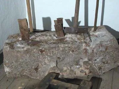 Refente d'un bloc de grès, CHATEAU / MUSÉE DE LA VIE RURALE / MUSEE DE LA PIERRE