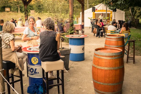 Une terrasse à ciel ouvert avec la vue sur la Rivière Lot ou Olt en occitan!, La guinguette chez Jaja