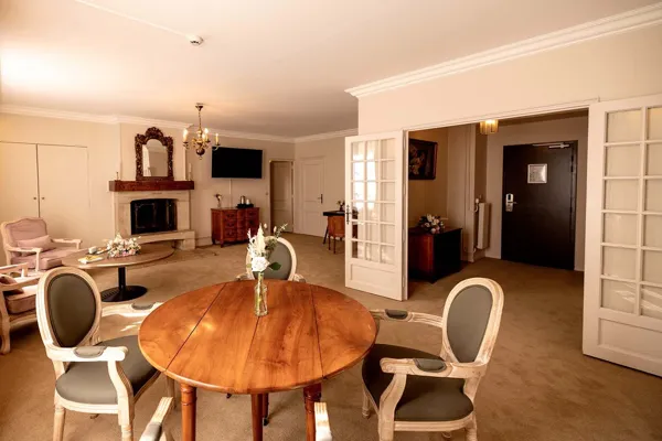 Château de Fontanges (hôtel groupes), château de Fontanges