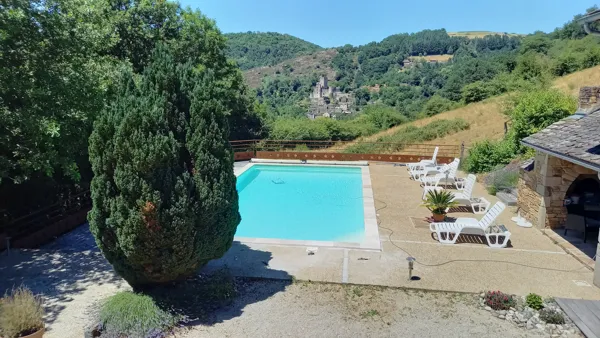 PISCINE SUR L'AUTRE SITE A 30 M