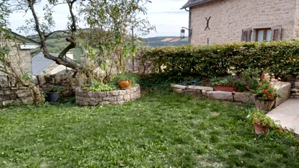 Gîte Les Volets Bleus. Le jardin fleuri et ombragé, Edmond Vesy