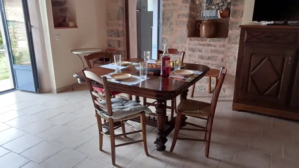 Gîte Les Volets Bleus. La pièce de vie pour vos vacances, Edmond Vesy