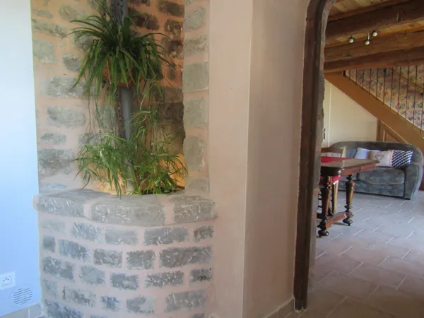 Gîte Les Volets Bleus, location de vacances. Comme dans toutes les maisons de la Vieille Ville, un puits sécurisé, Edmond Vésy