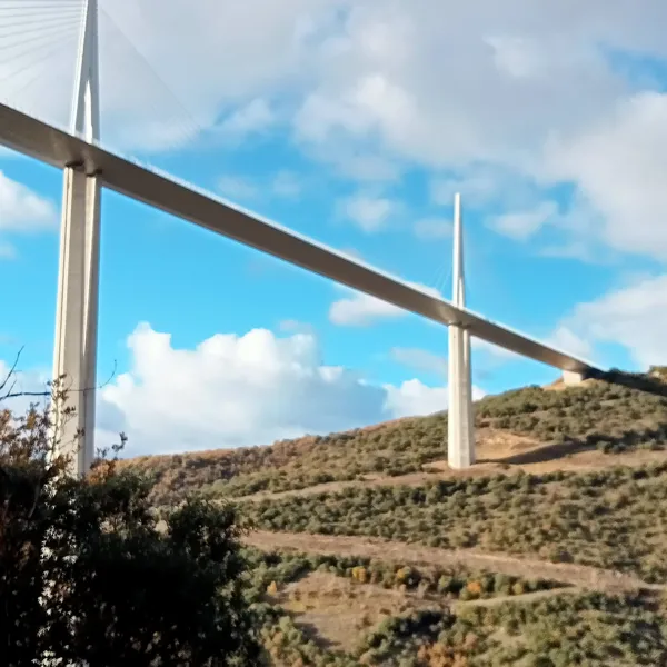 Gîte Les Volets Bleus, location de vacances. Vous irez admirer le viaduc de Millau, Edmond Vésy