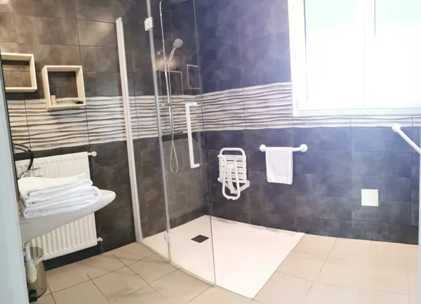 Salle de bain PMR, La Route d'Argent