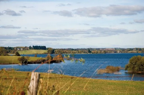 HOTEL AUX BERGES DE PARELOUP-Vue sur le lac de Pareloup, OFFICE DE TOURISME DE PARELOUP LEVEZOU