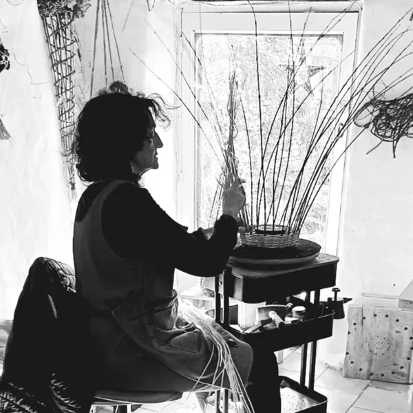 Aujourd’hui, Josiane Boiral crée des œuvres utilitaires façonnées à la main, reflet de son respect du vivant et de sa compréhension intime du territoire. Elle partage son activité entre création, transmission des savoirs à travers ateliers et interventions pédagogiques et culture de l’osier, jboiral