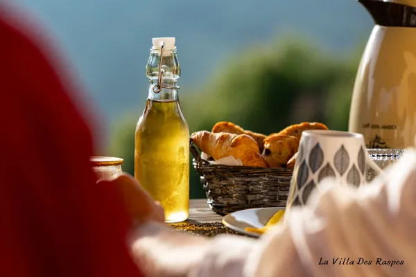 En Option Les petits déjeuners servi en chambre ou en terrasse