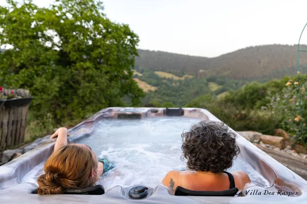 L'accès au Jacuzzi en plein air , attribuer exclusivement à La chambre Orzals