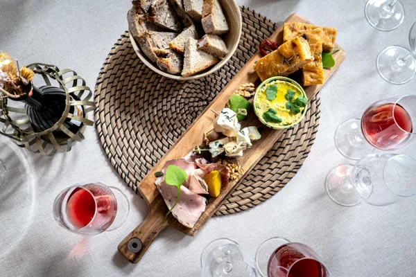 Ateliers de dégustations - 5 vins d'Artisans à découvrir & une planche de tapas réalisés maison à déguster., 