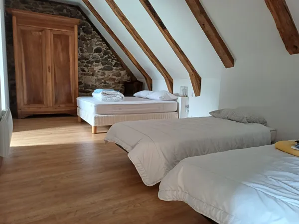 Chambre 1 lit double  + 2 lits simples avec salle de bain privative, 