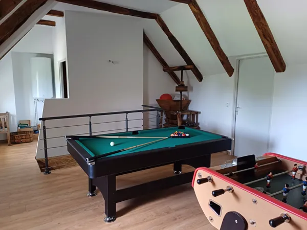 Salle de jeux avec billard et baby foot, plus quelque jeux et livres pour enfants, 