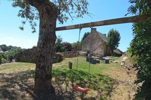 espace extérieur avec balançoire et salon de jardin, propriétaire