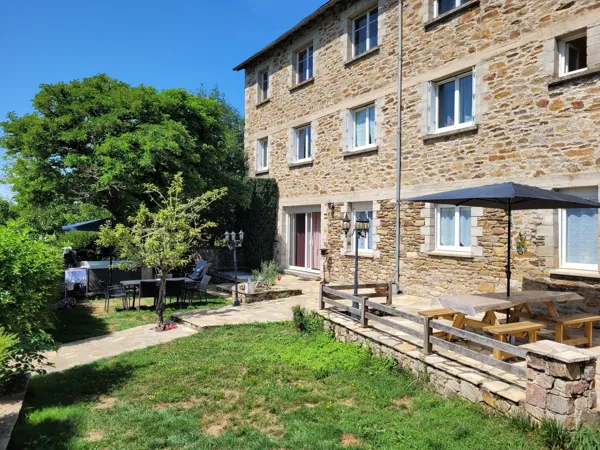 espace repas extérieur avec   coin plancha et BBQ, 