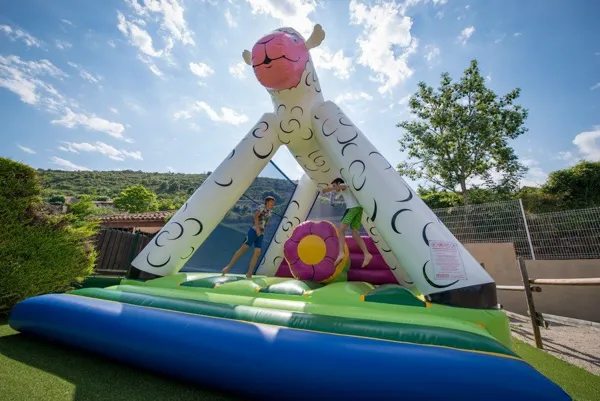 Le jeu gonflable, camping de la Cascade
