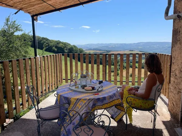 Terrasse avec vue sur la vallée et les Monts de Lacaune
