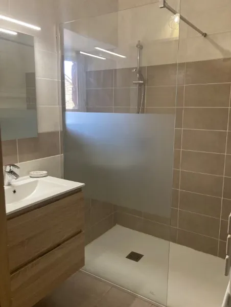 Salle d'eau, douche à l'italienne, Rieu F