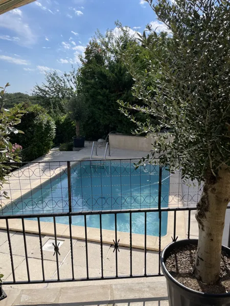 Accès piscine extérieure non chauffée  juillet /août . petit bassin peu profond, Piscine