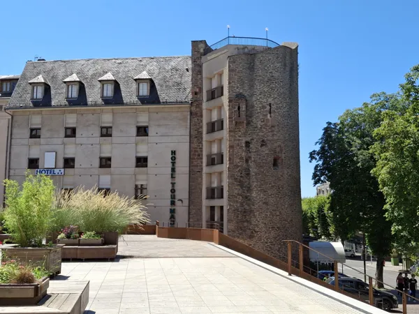 Façade de l'hôtel, depuis la place Foch, 