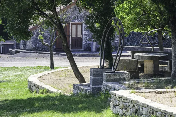 Tables de pique-nique du Domaine de Gaillac