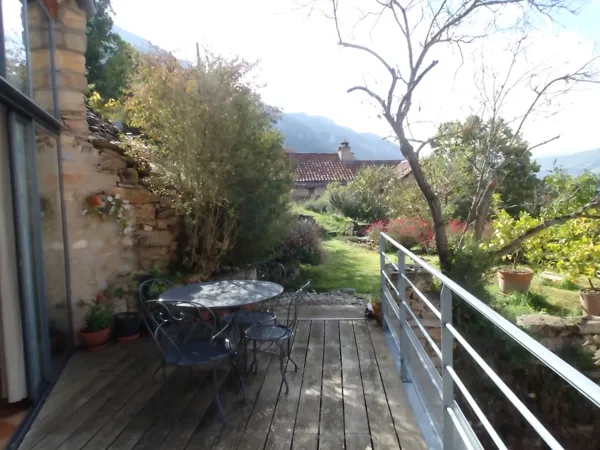 Terrasse donnant sur jardin, 