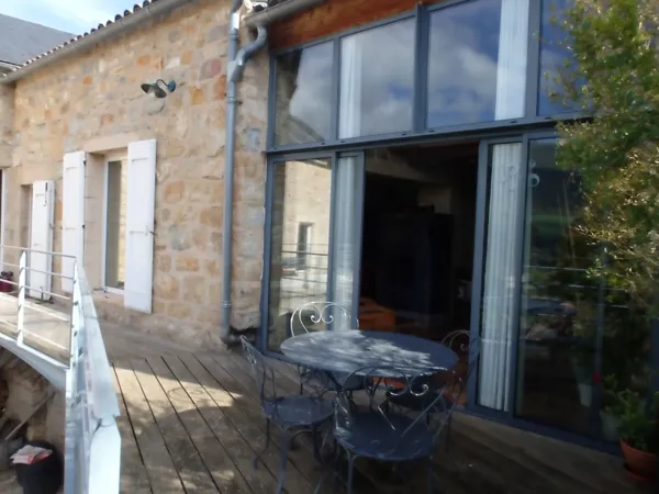 Terrasse donnant sur salon, 