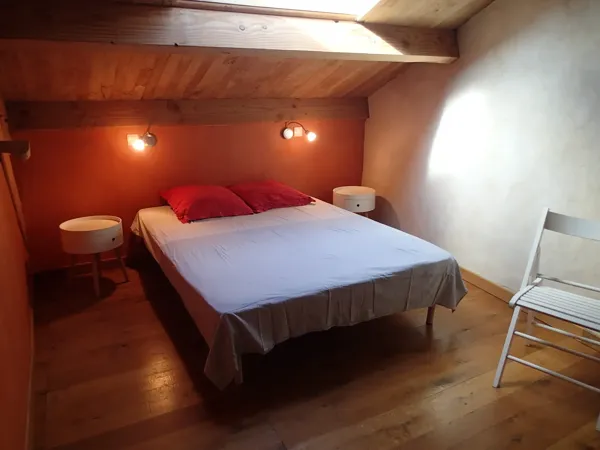 Chambre avec lit 140
Grande penderie, 