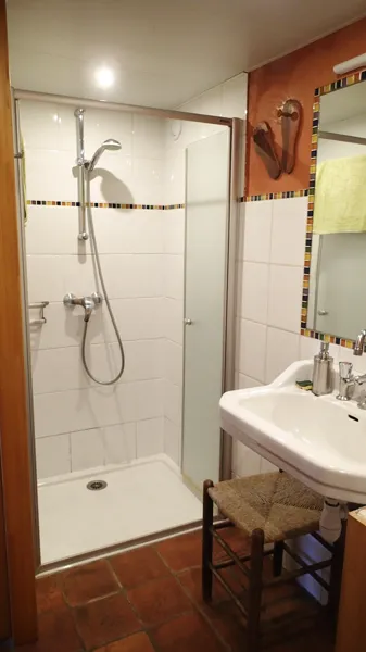 Salle de bain:
Lavabo
Douche (100 x 90cm)
WC
Lave- linge, 