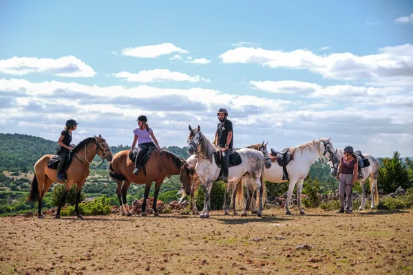 Domaine de Gaillac - balades à cheval, ©V. Govignon - OT Larzac et Vallées