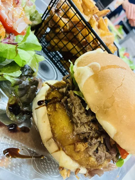 Le Faubourg, Le Faubourg