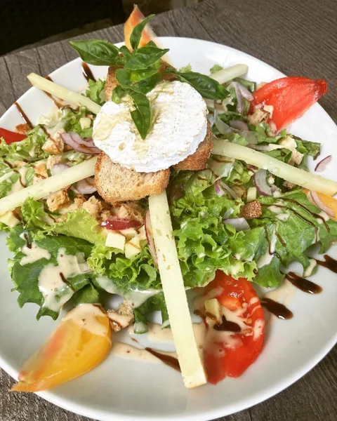 Le Faubourg, Le Faubourg