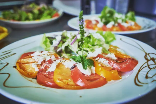 Le Faubourg, Le Faubourg