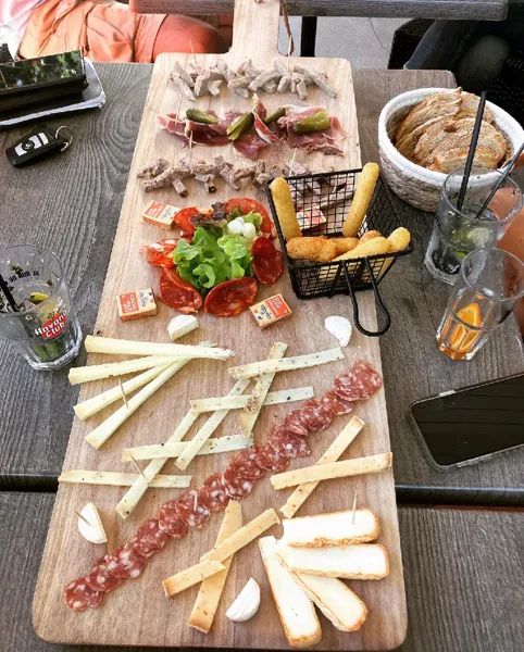 Le Faubourg, Le Faubourg