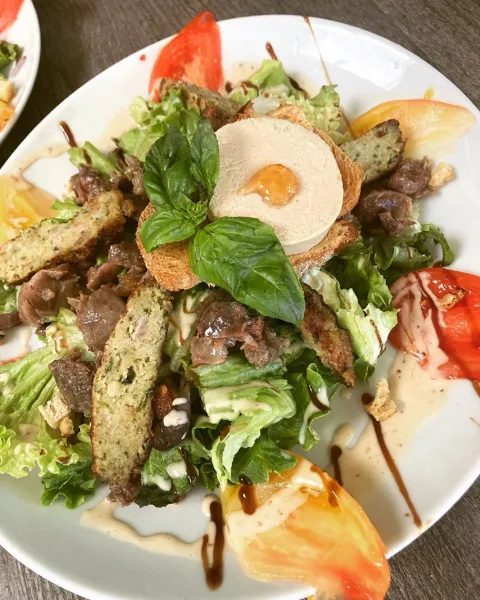 Le Faubourg, Le Faubourg