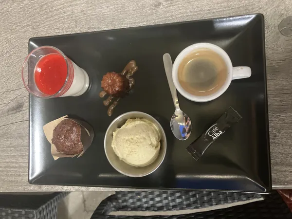 Le Faubourg, Le Faubourg