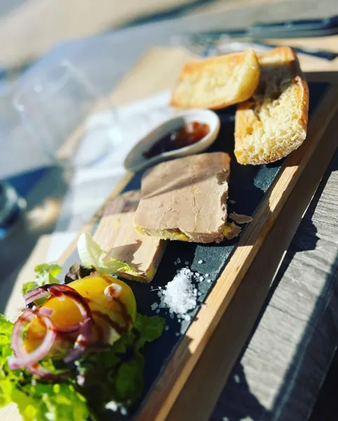 Le Faubourg, Le Faubourg