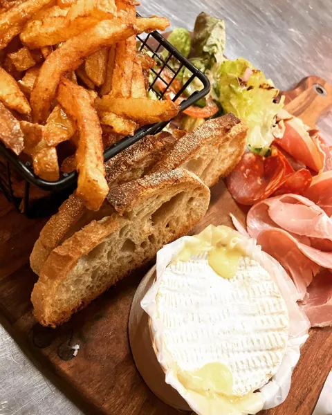 Le Faubourg, Le Faubourg