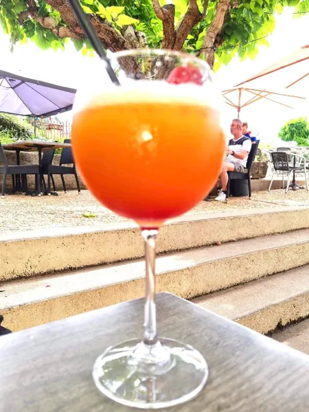 Le Faubourg, Le Faubourg