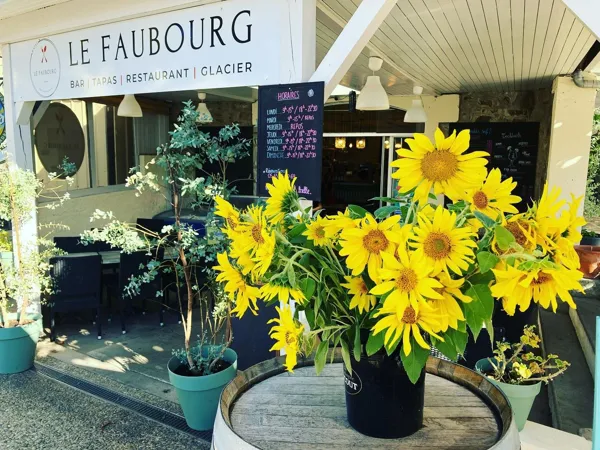 Le Faubourg, Le Faubourg