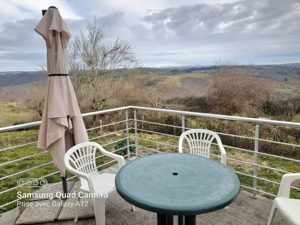 terrasse : table, 4 chaises et parasol. Vue sur la campagne