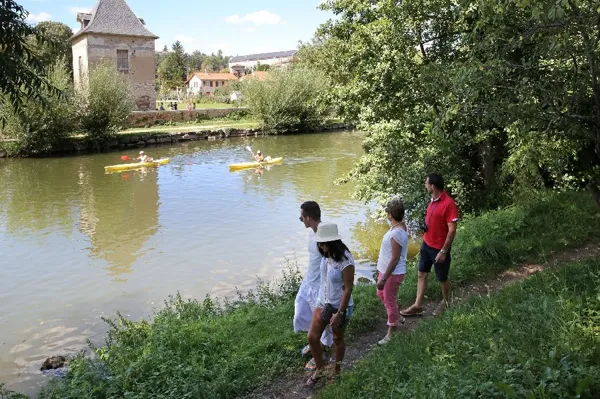 Les sentiers du Patrimoine face au pigeonnier du théâtre de verdure, OFFICE DE TOURISME REGIONAL DE VILLEFRANCHE DE ROUERGUE
