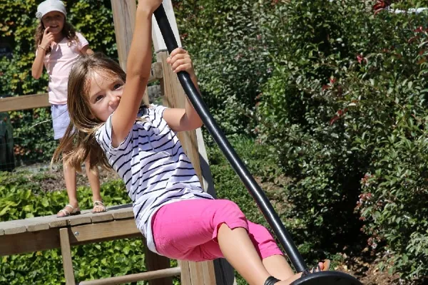 L'aire de jeux du théâtre de verdure jouxtant le sentier du patrimoine, OFFICE DE TOURISME REGIONAL DE VILLEFRANCHE DE ROUERGUE