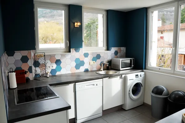 Cuisine équipé (Four, micro-onde, plaques de cuissons Frigo et congélateur, lave-vaisselle et machine à laver)Mis à disposition également (Assiettes, verres, couverts, bouilloire, machine à café, plats pour cuisiner si besoin, sel, poivre, huile...)Rangé dans le buffet du salon (Machine à raclette et grille-pain)